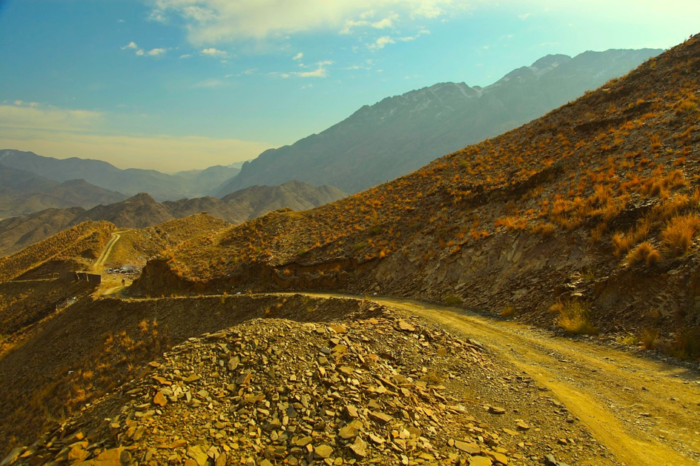 Eine Straße in Afghanistan - solche Straßen prägten A.s Kindheit: Auf der Flucht vor den Taliban